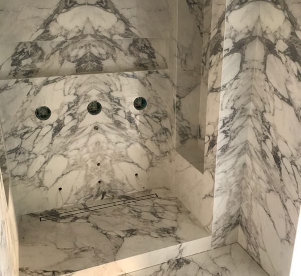 Large porcelain slabs in Arbescato book matched